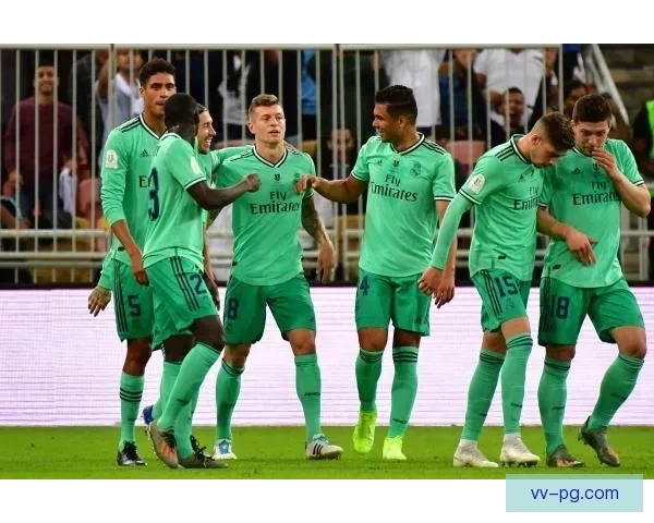 维尼修斯西超杯决赛上演帽子戏法助球队夺冠